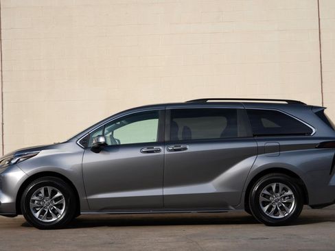 Used 2026 Toyota Sienna LE AWD/4WD image 9