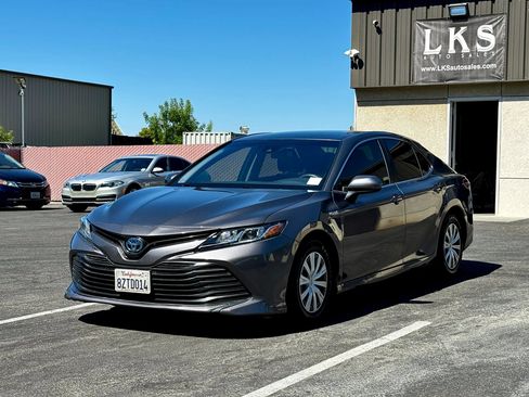 Used 2018 Toyota Camry LE FWD image 3