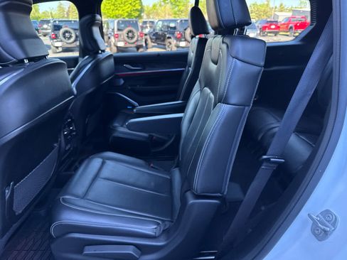 Used 2021 Jeep Grand Cherokee L Overland w/ Luxury Tech Group IV AWD/4WD image 19