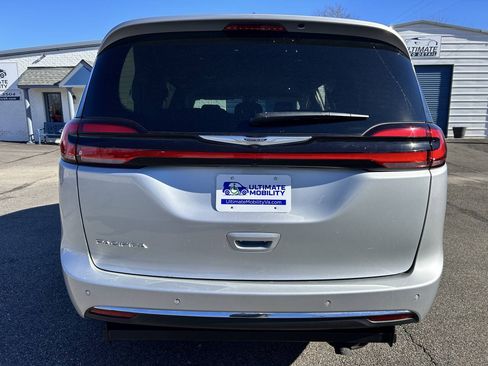 Used 2024 Chrysler Pacifica Touring-L FWD image 11