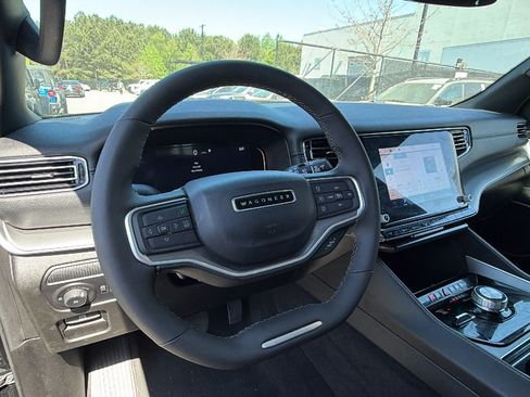Certified 2025 Jeep Wagoneer Series II w/ Premium Group I AWD/4WD image 27