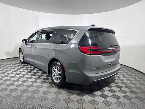 Used 2023 Chrysler Pacifica Touring-L FWD image 5