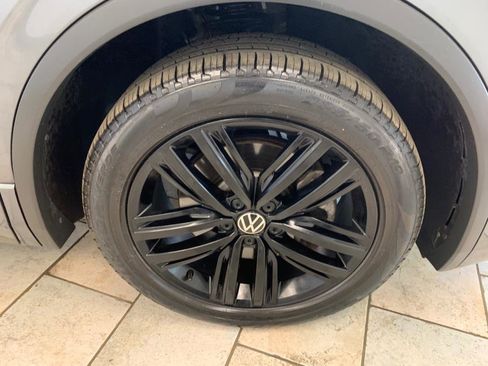 Used 2022 Volkswagen Tiguan SE R-Line image 10