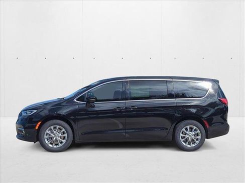 New 2025 Chrysler Pacifica Select image 5