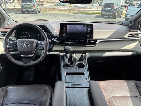 Used 2023 Toyota Sienna Platinum AWD/4WD image 28