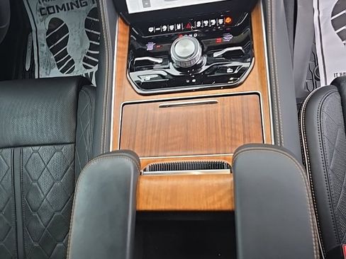 Used 2023 Jeep Grand Wagoneer L Series III image 9