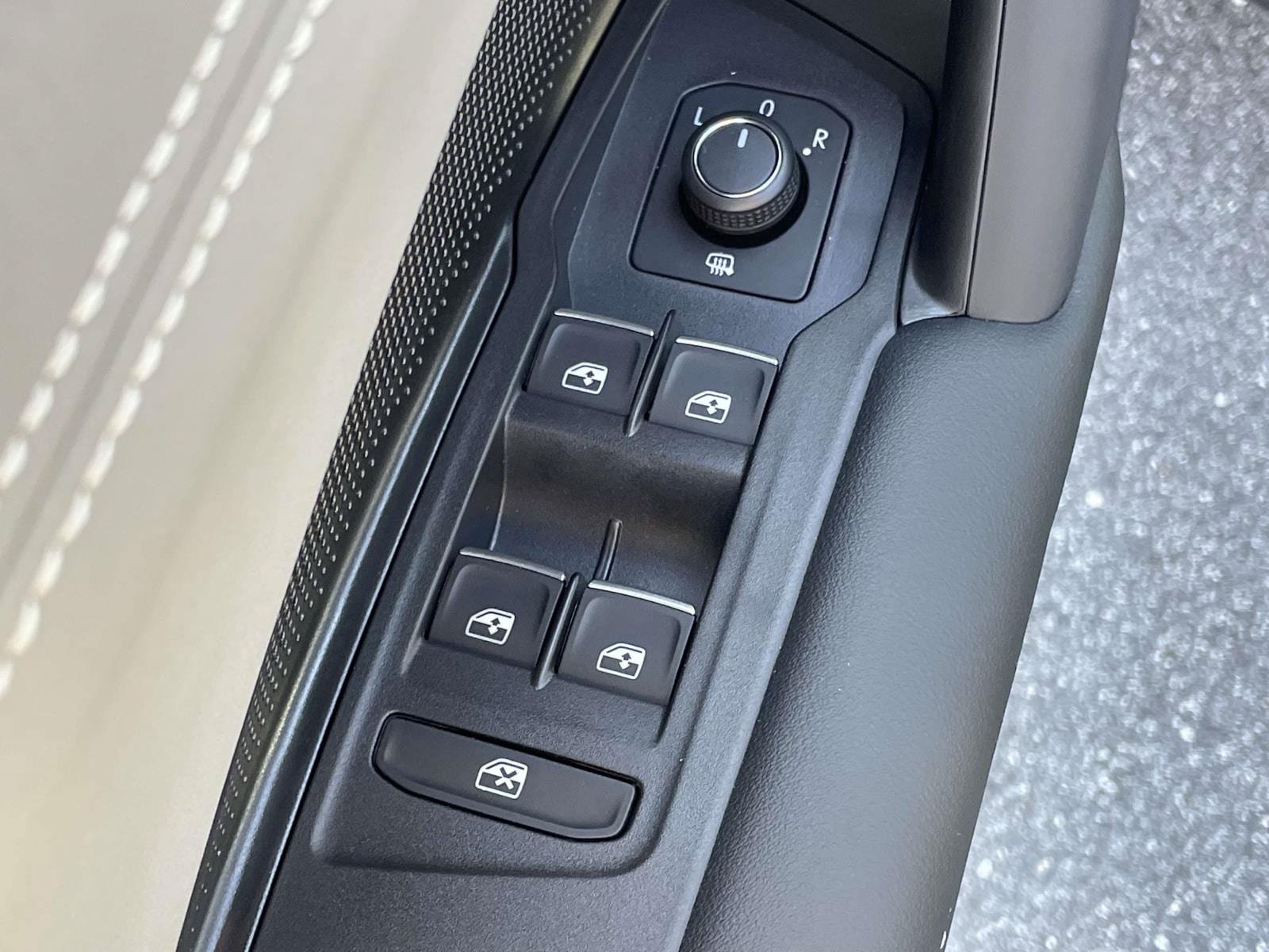 New 2026 Volkswagen Tiguan SE R-Line FWD image 15