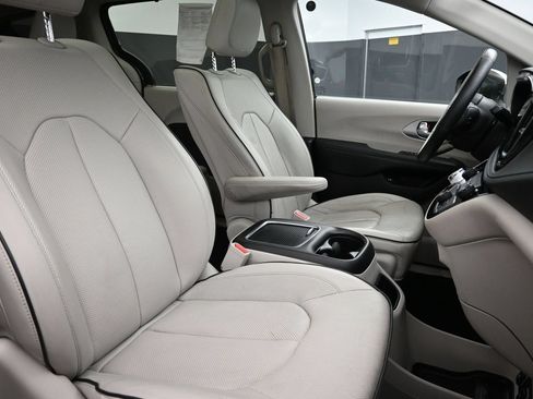 Used 2018 Chrysler Pacifica Limited w/ Advanced Safetytec Group FWD image 28