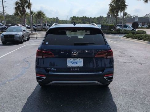 Used 2024 Volkswagen Taos SE w/ Panoramic Sunroof Package FWD image 5