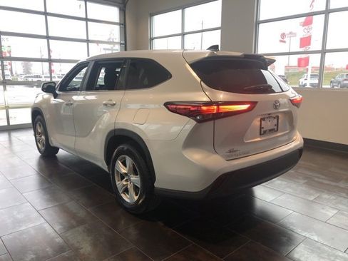 Used 2023 Toyota Highlander L image 4