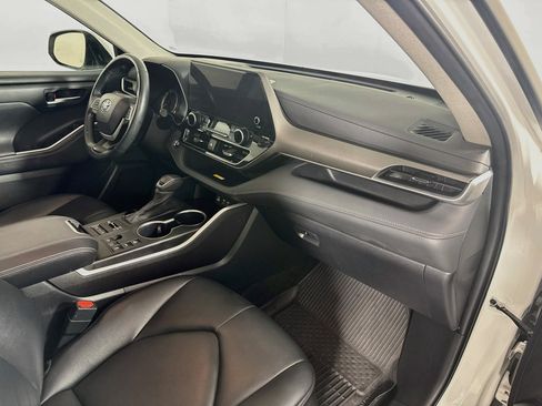 Used 2023 Toyota Highlander XLE AWD/4WD image 31