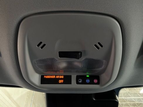 Used 2025 Chevrolet Trax LT w/ LT Convenience Package FWD image 17