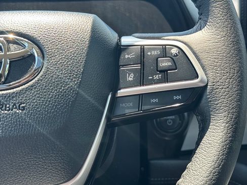 Used 2026 Toyota Sienna XLE FWD image 25