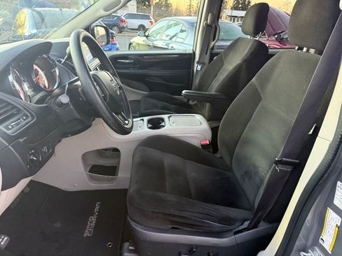 Used 2016 Dodge Grand Caravan SXT image 8