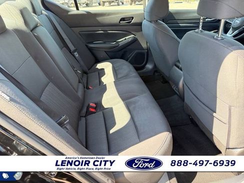 Used 2025 Nissan Altima 2.5 SV FWD image 11