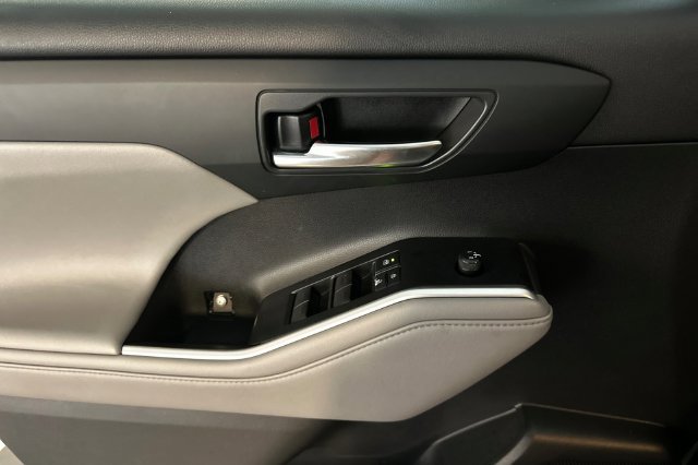 Certified 2021 Toyota Highlander XLE AWD/4WD image 12