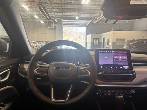 Used 2025 Jeep Compass Limited image 34