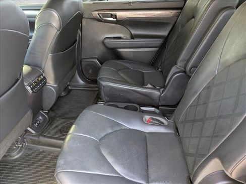 Used 2020 Toyota Highlander Platinum FWD image 19