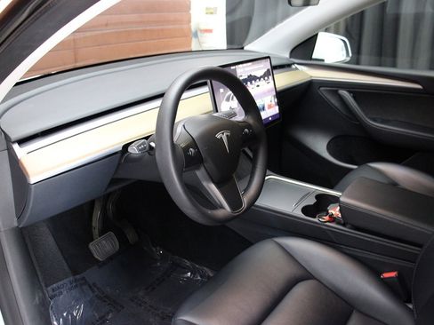 Used 2023 Tesla Model Y Long Range image 32