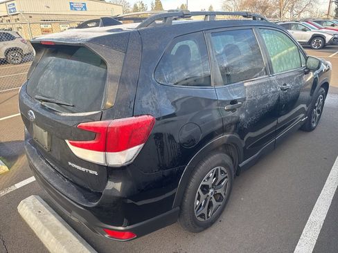 Used 2022 Subaru Forester Premium image 3