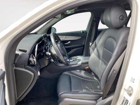 Used 2019 Mercedes-Benz GLC 300 4MATIC w/ Premium Package image 11
