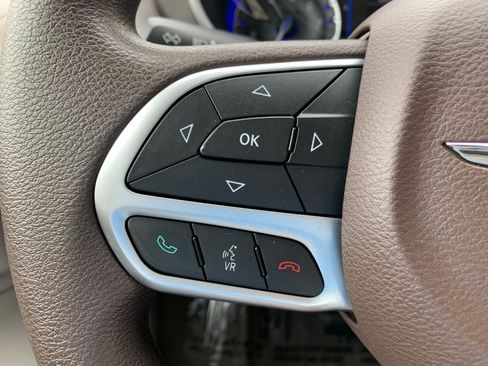 Used 2017 Chrysler Pacifica Touring FWD image 13