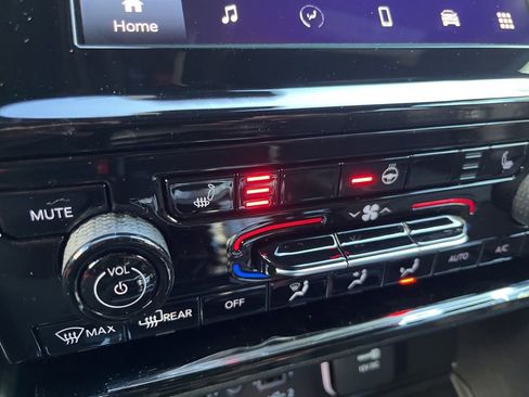 New 2025 Jeep Grand Cherokee L Altitude image 17