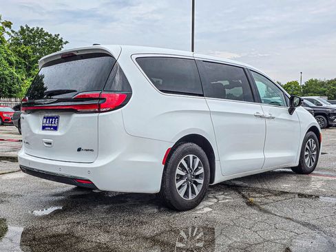 Used 2024 Chrysler Pacifica Limited FWD image 6