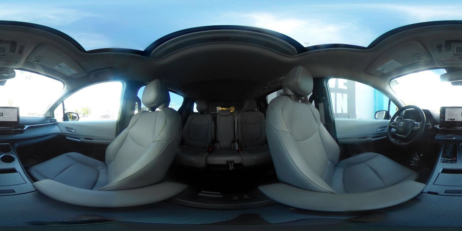 Used 2025 Toyota Sienna XLE FWD image 43