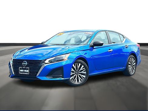 Used 2025 Nissan Altima 2.5 SV FWD image 1
