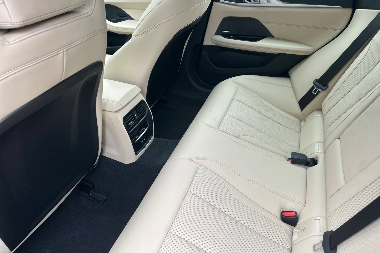 Used 2025 BMW i4 eDrive40 w/ Premium Package RWD image 13