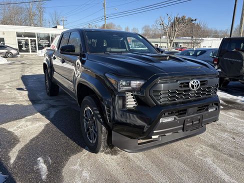 Used 2025 Toyota Tacoma TRD Sport w/ TRD Sport Upgrade Package image 1