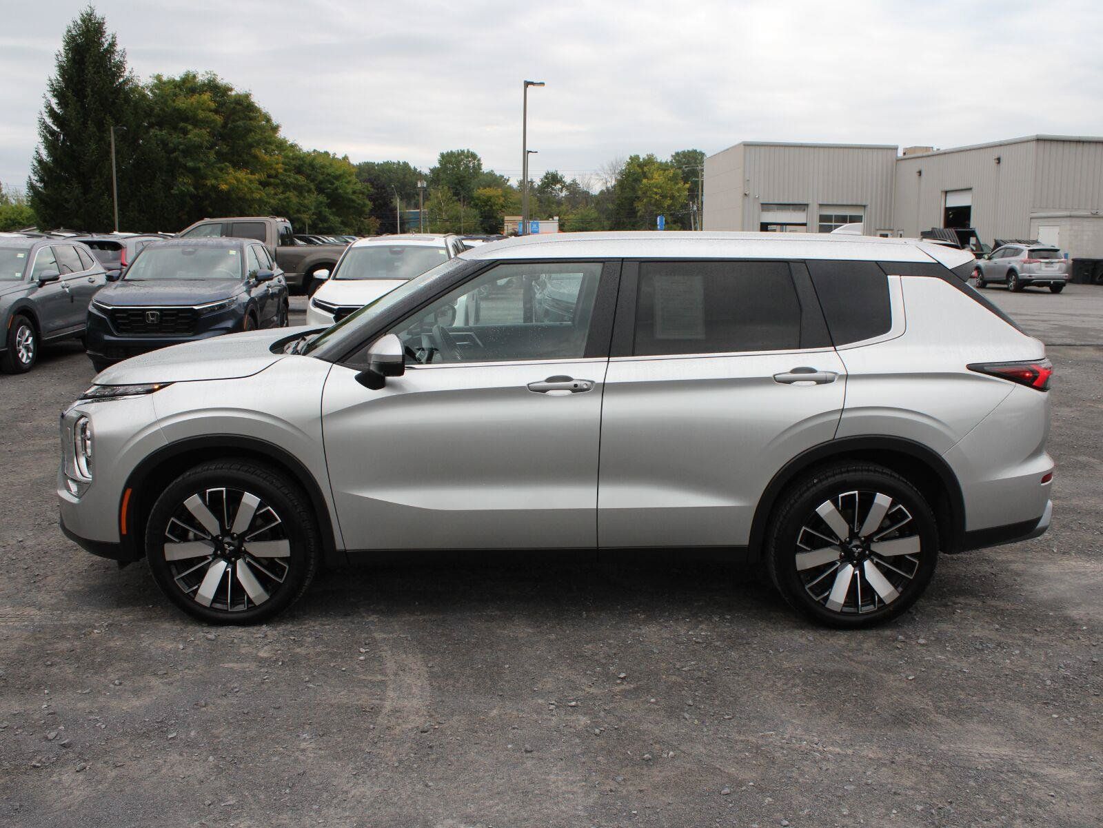 Used 2025 Mitsubishi Outlander SE AWD/4WD image 5