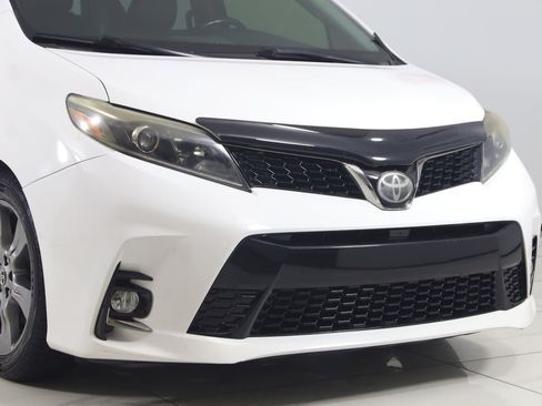 Used 2018 Toyota Sienna SE FWD image 37