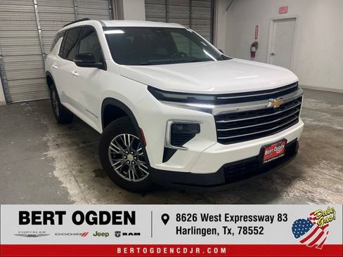 Used 2025 Chevrolet Traverse LT FWD image 1