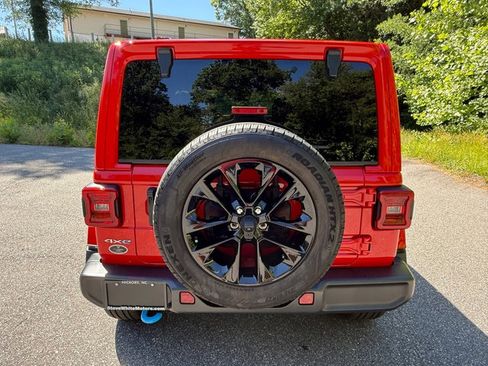 Used 2024 Jeep Wrangler Unlimited Sahara w/ Technology Group AWD/4WD image 7
