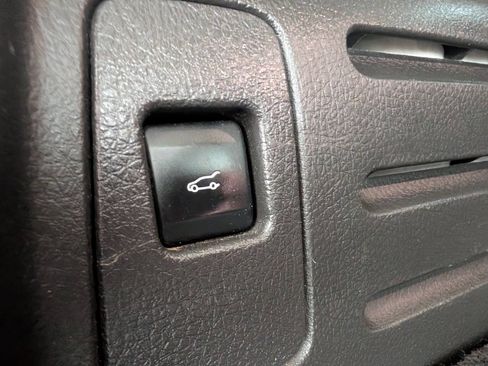 Used 2012 Lincoln MKX AWD image 16