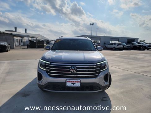 Used 2024 Volkswagen Atlas SE image 2