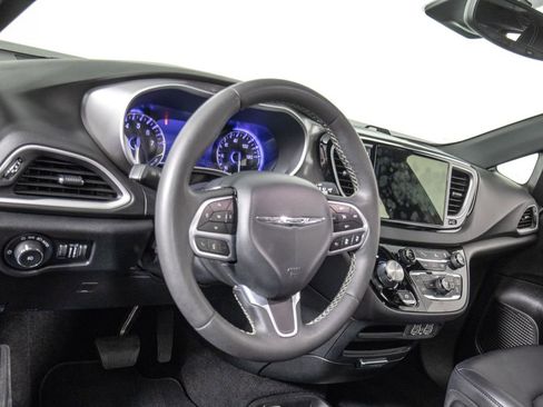 Used 2025 Chrysler Pacifica Select FWD image 19