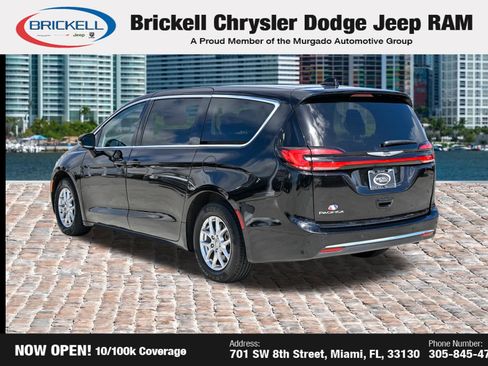 Used 2024 Chrysler Pacifica Touring-L FWD image 7