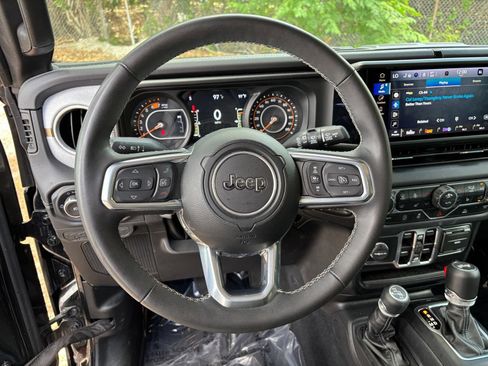 Used 2025 Jeep Wrangler Unlimited Sahara AWD/4WD image 29