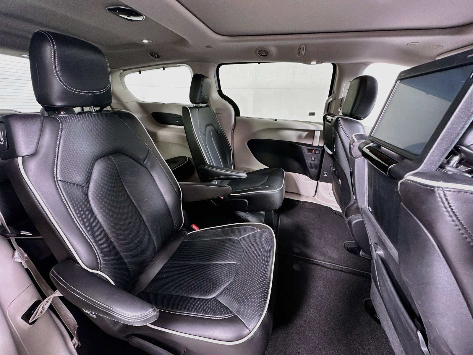 Used 2023 Chrysler Pacifica Limited w/ Uconnect Theater Family Group FWD image 31