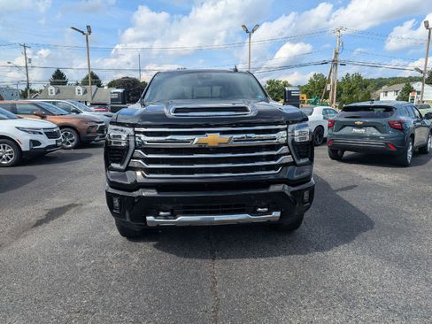 Used 2024 Chevrolet Silverado 2500 High Country w/ Technology Package AWD/4WD image 2