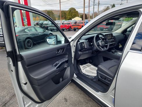 New 2025 Nissan Pathfinder SV w/ Black Appearance Package image 10