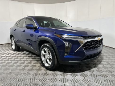 Used 2024 Chevrolet Trax LS w/ LS Convenience Package FWD image 2