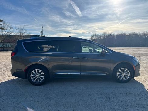 Used 2018 Chrysler Pacifica Touring-L w/ Advanced Safetytec Group image 5