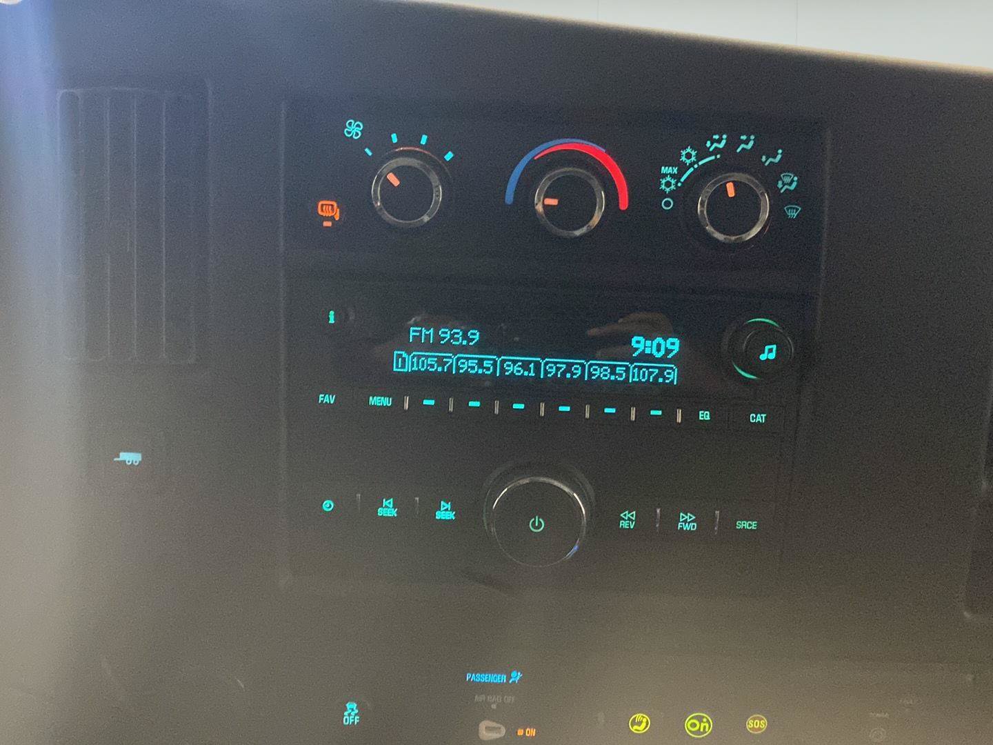 Used 2018 Chevrolet Express 2500 w/ Driver Convenience Package RWD image 18