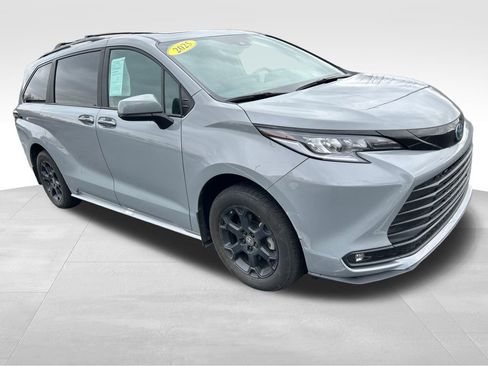 Used 2025 Toyota Sienna XLE Woodland Edition AWD/4WD image 7