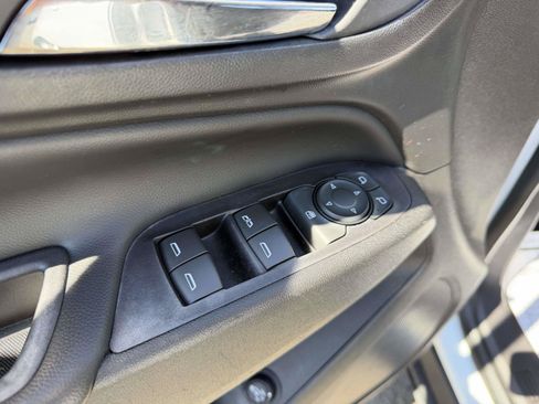 Used 2018 Chevrolet Equinox LT FWD image 16