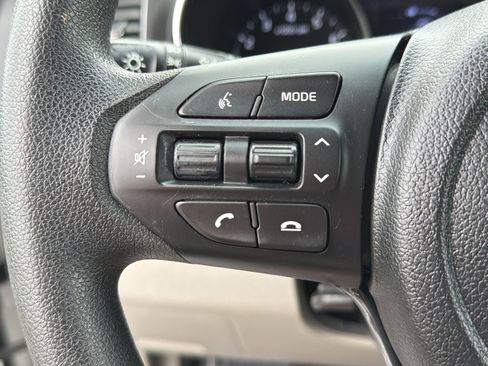 Used 2021 Kia Sedona LX image 11